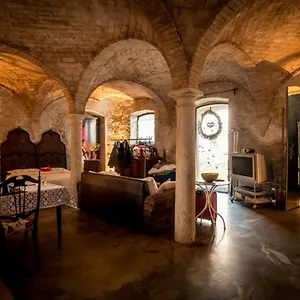 https://lo-scrigno-di-lara.it-lombardy.com